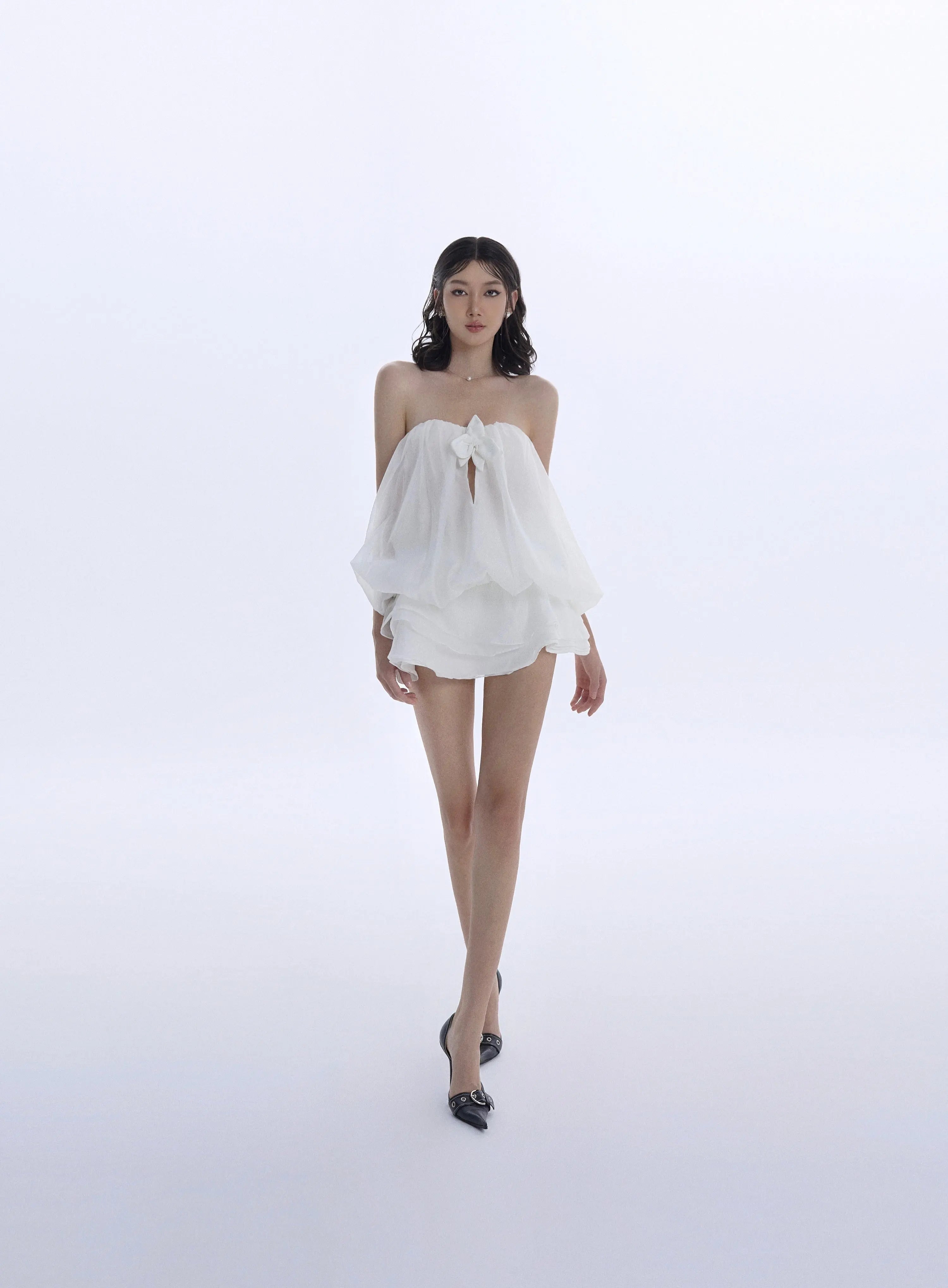 Vista amplia frontal del Set Orchid blanco, top largo y falda de gasa mini, tiro bajo