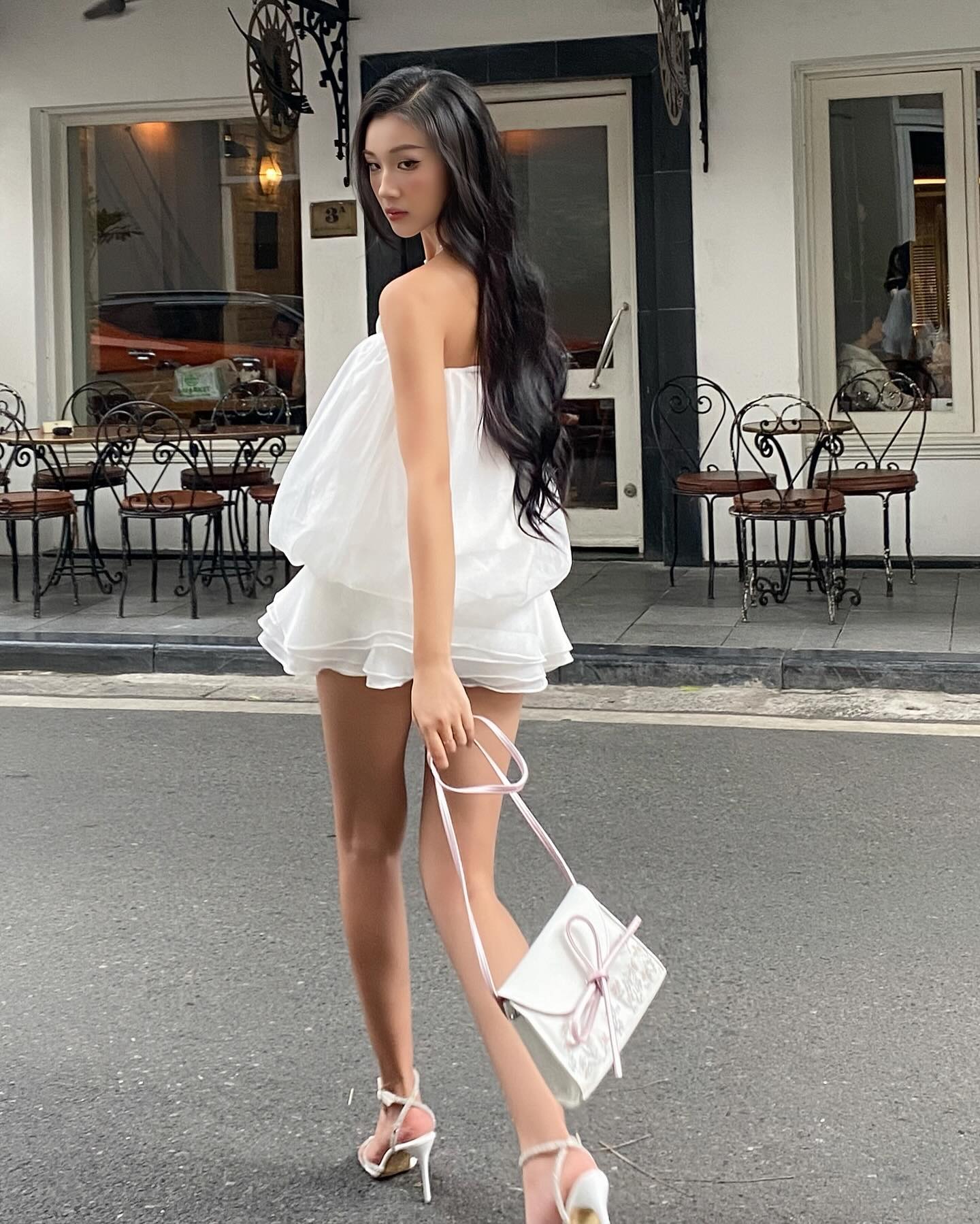 Set Orchid completo de espaldas, mostrando la caída ligera de la falda mini de gasa