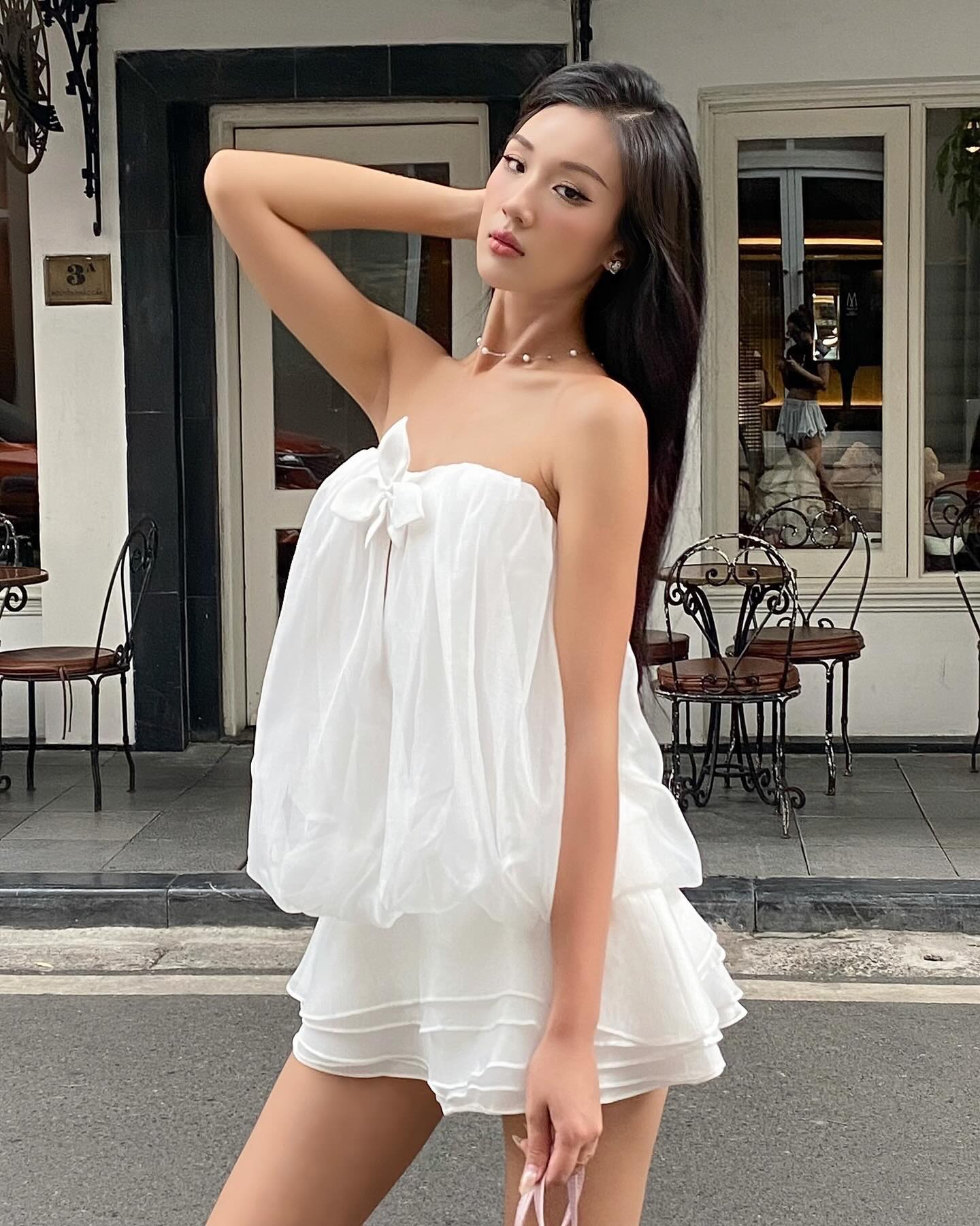 Set Orchid en perfil, destacando el ajuste del top engomado con copas integradas